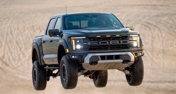 През 2010 г. Ford даде на света първия фабричен офроуд пикап -  F-150 Raptor. Първото поколение предлагаше 5,4-литров V8 или много „по-мускулест“ 6,2-литров V8. Въпреки това, когато се появи второто поколение Raptor, базирано на F-150, нещата се промениха. 3,5-литров twin-turbo EcoBoost V6 мотор замени двата модулни V8 от предишното поколение.

Феновете бяха скептични, въпреки че страховете им бързо отшумяха, тъй като новият двигател беше по-мощен от V8 и доста по-способен, благодарение на подобрения офроуд хардуер.
